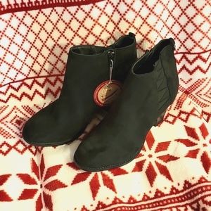 Black Booties by Mia Amore, Sz 11